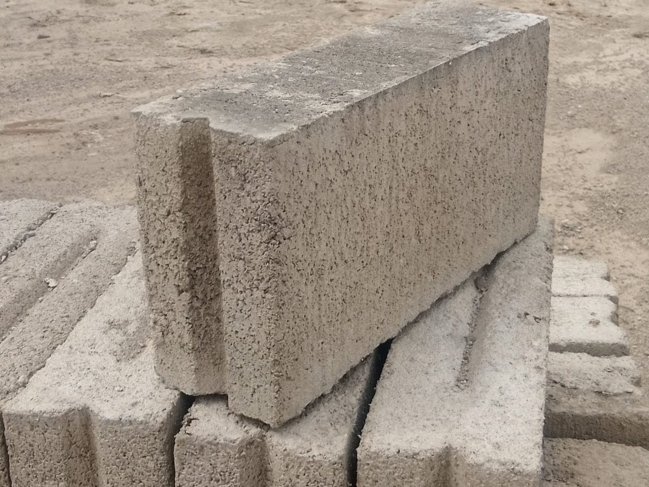 Blocks de concreto sólido y hueco estibados