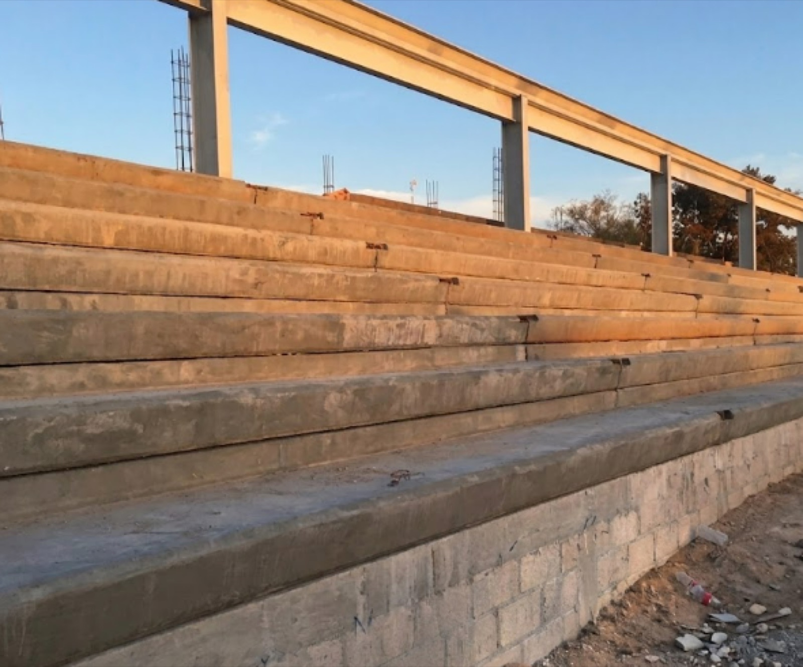 Gradas prefabricadas de concreto instaladas en estadio