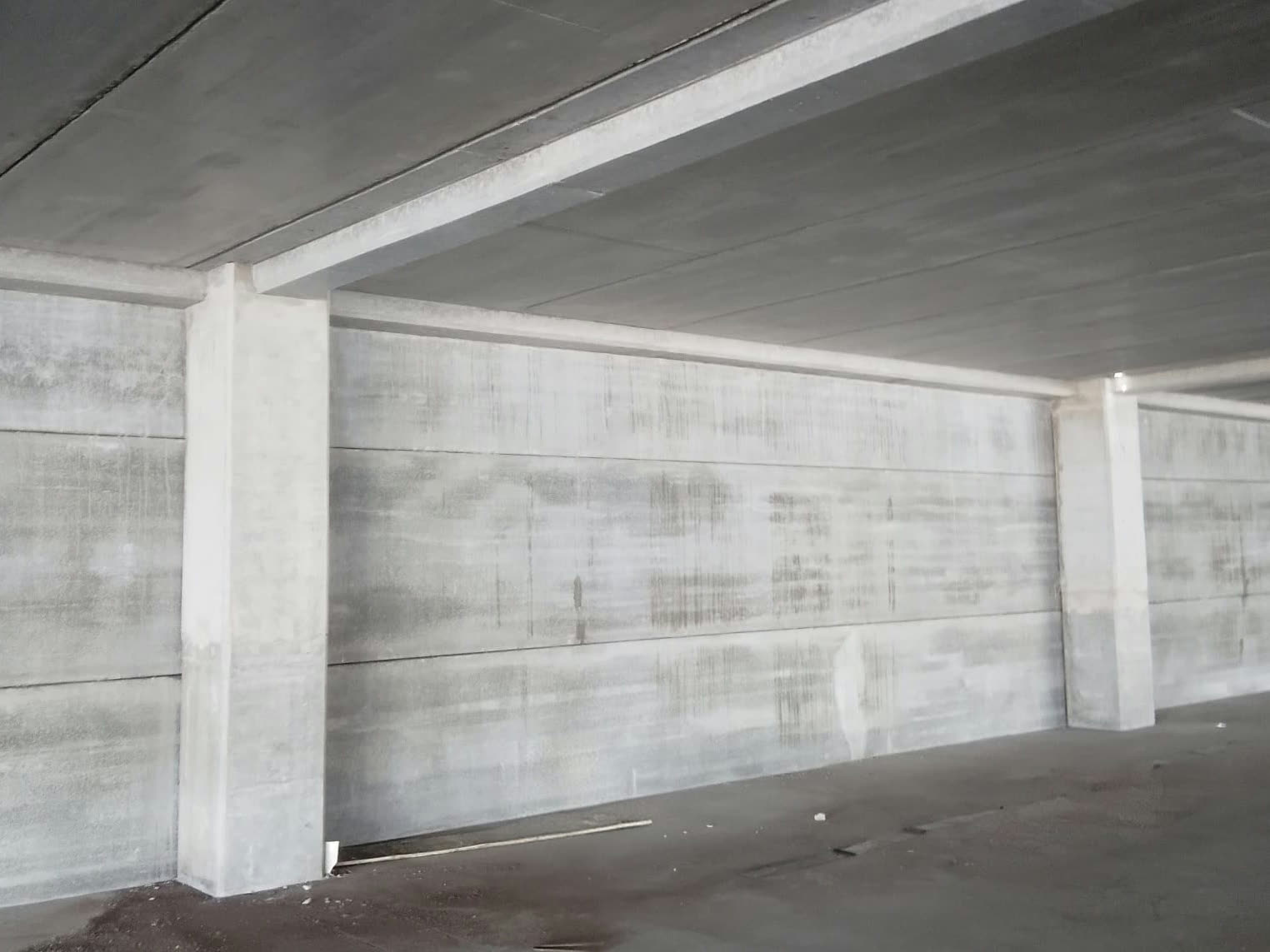 Muros prefabricados de concreto montados en obra