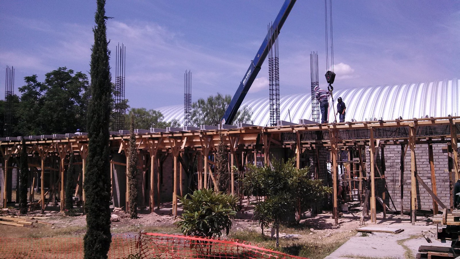Montaje en obra con grúa: colocación de elementos prefabricados de concreto sobre estructura apuntalada