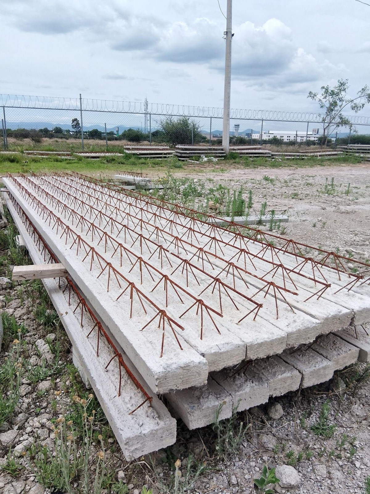 Vigueta de alma abierta de concreto con armadura de acero triangulada expuesta