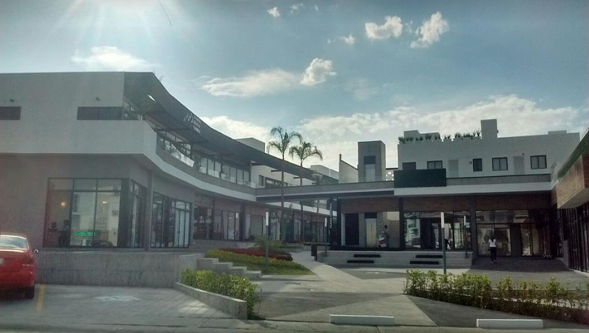 Plaza Cumbres — Comercial en Querétaro
